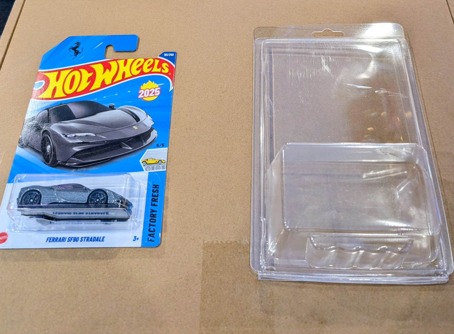 Hot Wheels Mainline Ferrari SF90 Gray + Protector Case