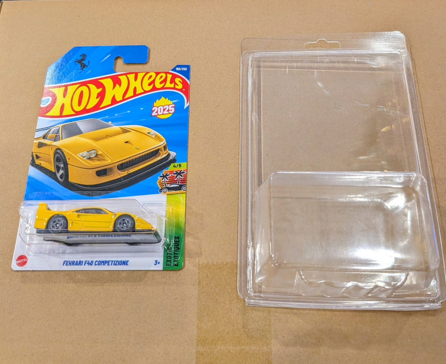 Hot Wheels Mainline Ferrari F40 Yellow + Protector Case